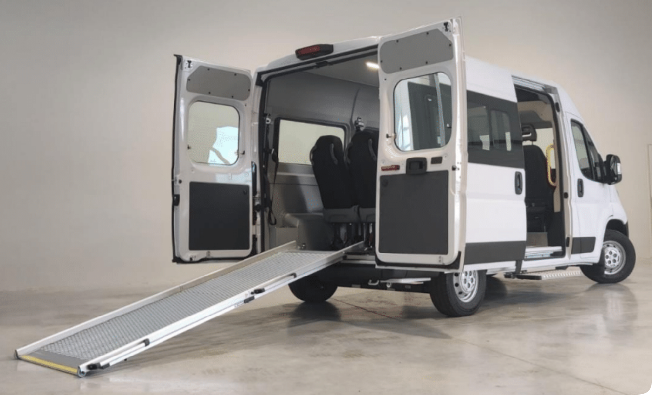 Un minibus adapté pour les résidents sur CPA 