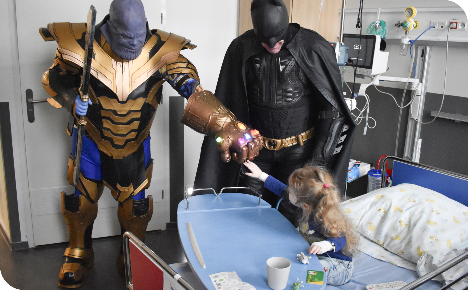 Personnages costumés rendant visite à un enfant hospitalisé